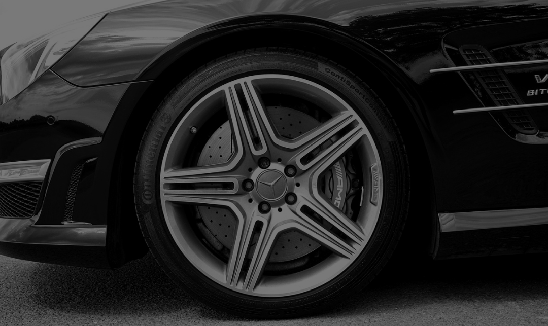 Ujęcie koła mercedesa z boku na czarno białym tle